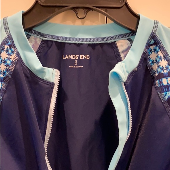 Lands’ End zip up Rash Guard - Picture 2 of 8